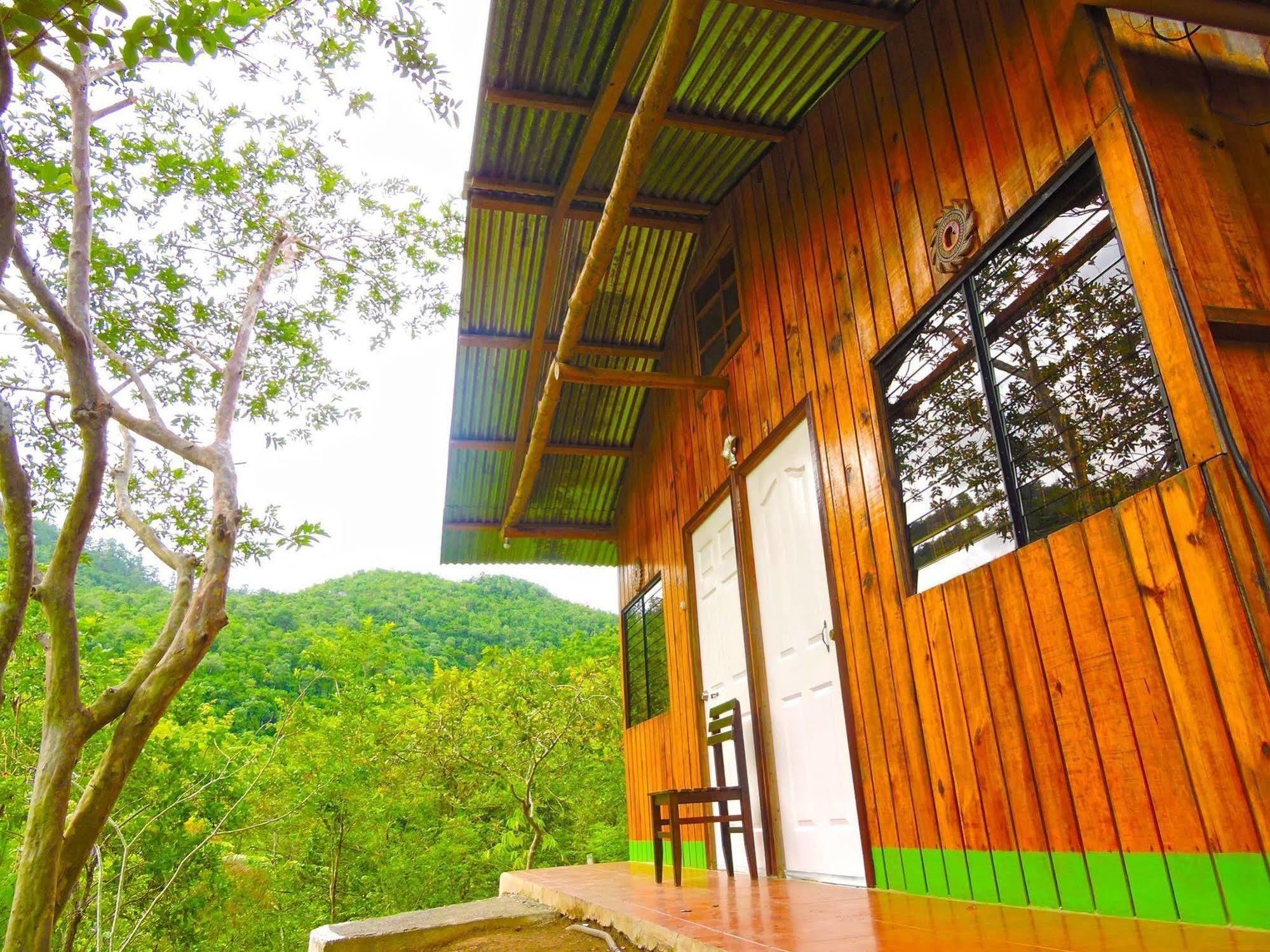 Oasis The Traveler Hostel *
